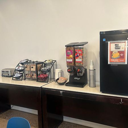 Отель Ramada By Wyndham Newark/Wilmington Экстерьер фото