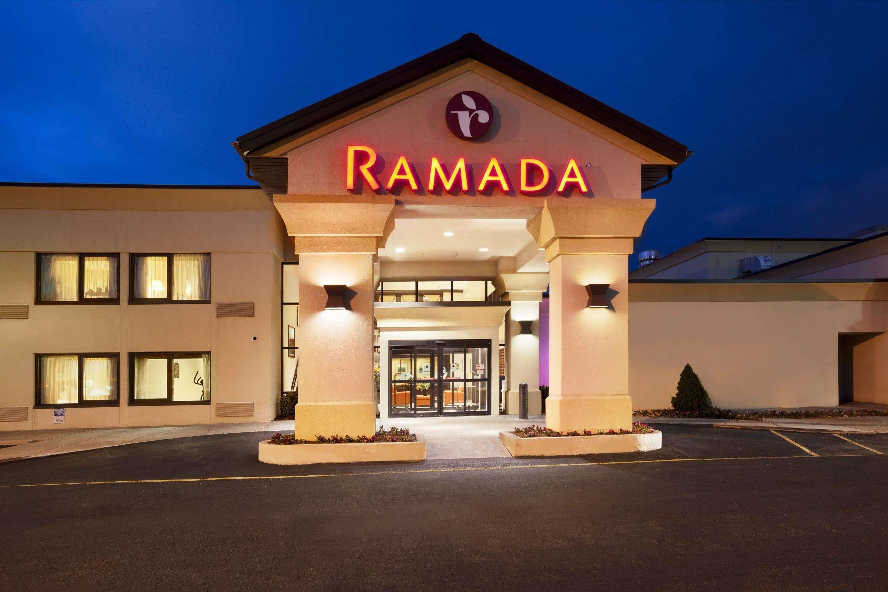 Отель Ramada By Wyndham Newark/Wilmington Экстерьер фото