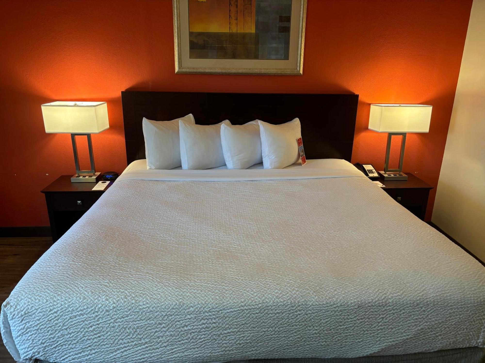 Отель Ramada By Wyndham Newark/Wilmington Экстерьер фото