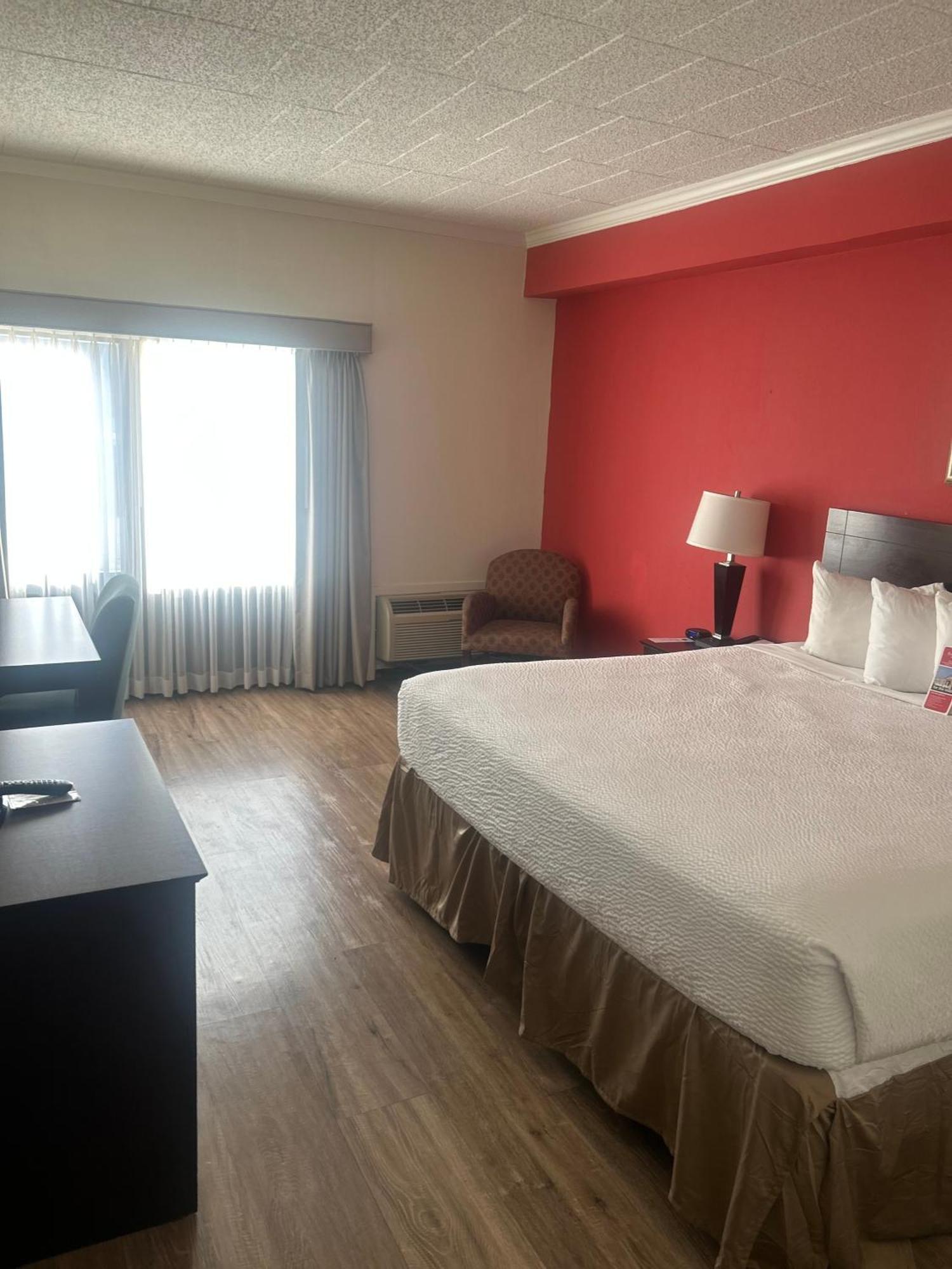 Отель Ramada By Wyndham Newark/Wilmington Экстерьер фото