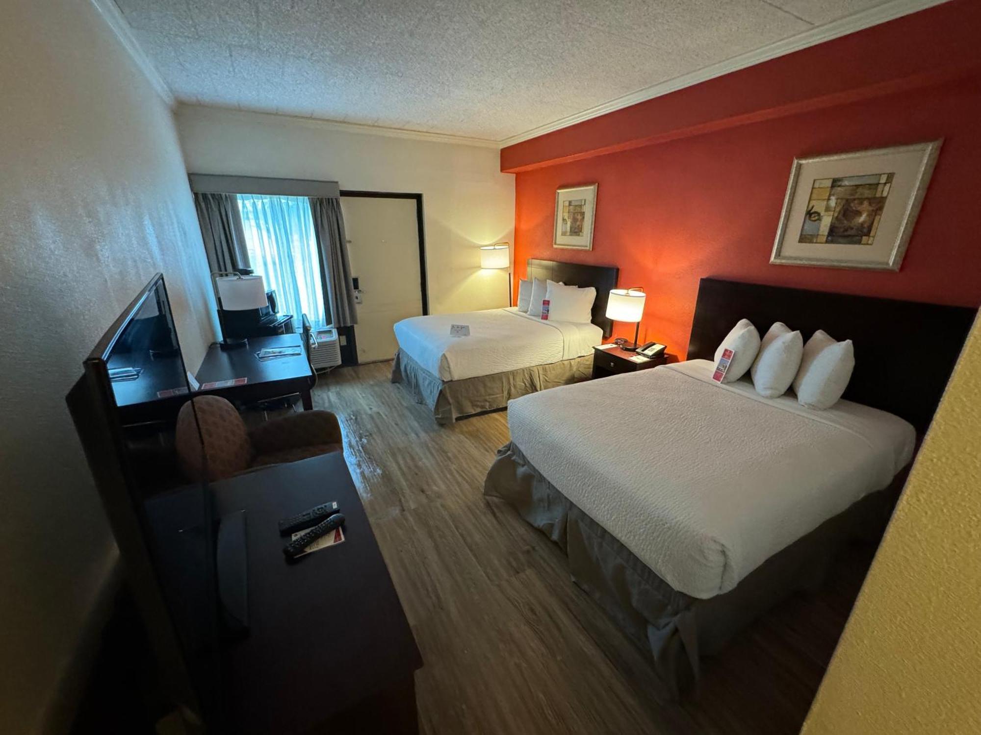 Отель Ramada By Wyndham Newark/Wilmington Экстерьер фото